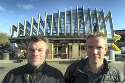 Tømrermester Bjarne Gottenborg (t.v.) og byggeleder Henrik Christensen står i spidsen for renoveringen af taget over Bonus-tankstationen, som blev tegnet i 1986 af arkitekterne Jørn og Jan Utzon. ?Foto: Bo Lundgaard