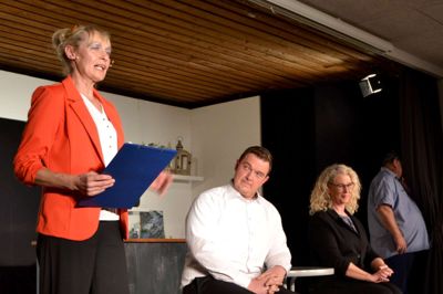 Jobsamtale. De tre kandidater til højre i billedet venter på at høre hvem af dem, der får jobbet. Foto: Jacob Hove