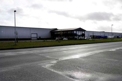De to sammensatte billeder viser hver sin side af vejen Transportcenter Allé i HI-Park, som Bach Gruppen har opført lagerbygninger i størrelse XL. Længst til højre ses Martin Rasmussen, der er juridisk direktør i Bach Gruppen. Fotocollage: Henrik Ole Jensen
