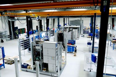 Samlebåndsproduktion fra bilindustrien har været den direkte inspiration til indretningen af fabrikken i Lind.