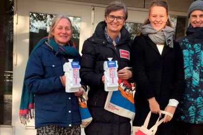 Fra venstre er det Karin From fra Sandet. Dorte West (V), byrådsmedlem med bopæl i Sdr. Felding, der havde 10-årsjubilæum som indsamler og her ses med to af hendes børn - Emilie og Simon West. ? Foto: Privatfoto