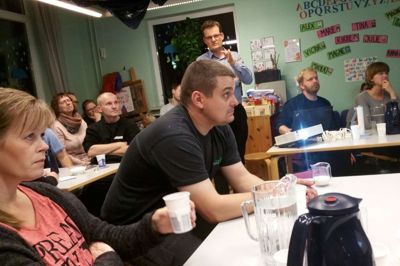 Fasterholt i november sidste år. Forældre og arbejdsgruppe var samlet til møde om en fortsættelse af daginstitutionen »Tusindfryd«. Forældrene har sagt ja, selv om de skal betale mere for børnepasning end i kommunale dagtilbud.? foto: jesper wind