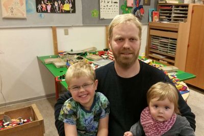 Morten Bubel her med Magnus og Lilli i favnen, er formand for bestyrelsen bag Børnehuset Tusindfryd. Den private daginstitution søger nu Herning Kommune om lov til at vente to måneder med at overtage driften af landsbyens daginstitution.? foto: jesper wind