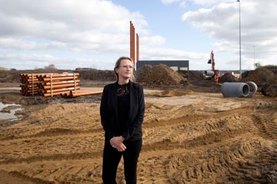 Anne Mette Skjærlund Knudsen skal som grundsalgskoordinator i Herning Kommune være med til at gøre vejen gennem de mange processer i køb af erhvervsjord og opførelse af nyt domicil så let og overskuelig som mulig. Det sker i dagligdagen i et tæt samspil med de øvrige medarbejdere i en række afdelinger i kommunen. Foto: Tom Laursen