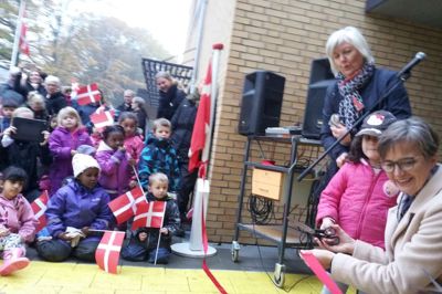 Formanden for Herníng Byråds børne- og familieudvalg Dorte West (V) klippede den røde snor til Galaxen sammen med Joud Makkawi i lyserød frakke og Max Vesterby. Bag dem er det institutionens leder Susanne Kondrup. ?foto: jesper wind