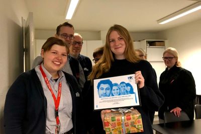 Sara Nielsen (t.h.) vandt tirsdag HK MidtVests pris for »Årets elev«. Det er Maja Jensen (t.v.), der er elevansvarlig i SuperBrugsen i Hammerum, som har indstillet hende til prisen.? FOTO: PR-FOTO