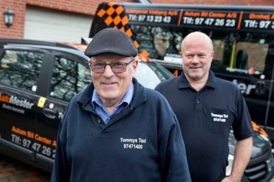 I de første 10 år af firmaets levetid var der kun Tommy Nielsen (t.v.) bag rattet. I 2005 udvidede firmaet med flere chauffører, og sønnen Kurt Nielsen kom med. ? foto: Tom Laursen