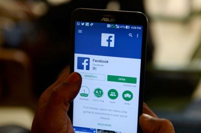Forsker i sociale medier, Jakob Linaa Jensen, er ikke fortaler for, at man forbyder sine medarbejdere eller sine børn at bruge sociale medier, men han mener, at man skal forholde sig kritisk til dem. - Det er gået meget hurtigt, og det er gået over gevind. Jeg mener, at overdrevet brug af smartphones er skadeligt, ikke mindst for børn, og der er grund til at begrænse forbruget, sagde Jakob Linaa Jensen. ? Foto: Arun Sankar/Ritzau Scanpix