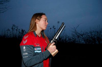 Pistolskytte Astrid Jensen fra Vroue er tilknyttet Haderup Skytteforening. For nylig blev hun dansk mester. Foto: Flemming Hansen