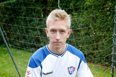 Simon Bredvig, Aulum, 19 år:
- Mine forældre tog mig med til fodbold, da jeg var en fire-fem år gammel, og så har jeg holdt ved siden kun afbrudt af skadespauser, som jeg så har haft en del af. Jeg begyndte i Aulum, hvor jeg havde en masse venner, men de gode tog ud og spillede i andre klubber. En af mine venner anbefalede mig at tage til Holstebro. Jeg vidste, at jeg enten ville til Herning eller Holstebro, og jeg tænkte, det var nemmere at komme på holdet i Holstebro. Lige da jeg kom, spillede jeg på andetholdet, men et halvt år efter kom jeg på førsteholdet. I sommer blev jeg tilbudt en spilleraftale med Danmarksserieholdet - det var vildt. Jeg har været skadet denne sæson, så der har jeg spillet med serie 1-holdet. Sidste år spillede jeg godt. Da jeg skiftede klub mistede jeg fællesskabet med nogle fra klassen. Der er også nogle fester, jeg ikke kan tage til. Jeg vil gerne til fester, men når vi skal spille kamp, så kommer det i første række. Drømmen er at blive professionel fodboldspiller, men der skal ske noget for at kunne nå de mål. Måske er Superligaen mere realistisk, men det kunne være fedt at komme til udlandet.