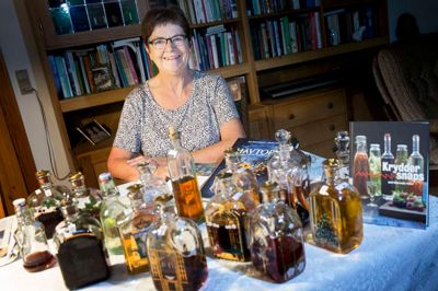 Den gode snaps fortjener også en ordentlig flaske, mener 68-årige Jonna Hansen. Hun tager gerne på markeder rundt omkring for at kigge efter de flotte af slagsen, som for eksempel de klassiske Holmegaard-flasker. Nogle af flaskerne passer også til særlige lejligheder, hvor en hjemmelavet kryddersnaps er passende som gave.Dog var der ikke kryddersnaps på bordet, da Jonna og gemalen Finn fejrede guldbryllup i august. Der var 77 gæster til morgensang, og så langt kunne flaskerne trods alt ikke strække