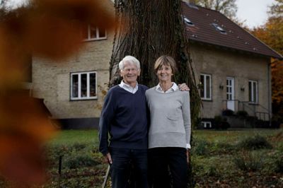 John Eriksen, pensioneret skovfoged, bor i udkanten af Kibæk med sin kone, Ella Eriksen. De har deres faste rute i Harreskoven, som de ofte går. John Eriksens fødselsdag fejres i Kibæk Krydsfelt med familie, venner og bekendte. ?foto: Henrik Ole Jensen