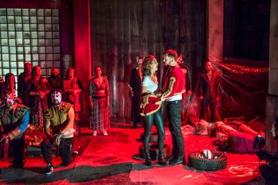 Den Jyske Opera har valgt et Tarantino-agtigt univers til »Carmen«. ?foto: Anders Bach