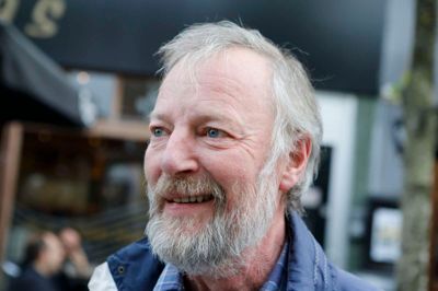 Mikael Helmuth er ikke kun tilfreds med Mette Frederiksen (S) som statsminister. Han taler også varmt om Jakob Engel-Schmidt (M), som han kalder en af de største danske kulturministre siden Niels Mathiasen i 1970'erne.