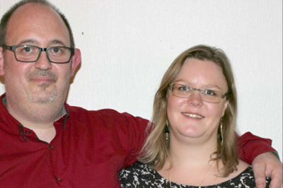 Tina og Jesper Sasser Tungelund har endelig fået deres døtre Agnethe og Dagny hjem til sig i Sunds. Ægteparret måtte gå rettens vej for at få deres ønske opfyldt.? foto: privatfoto
