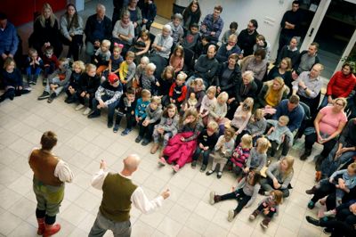 Anne og Birger fra Teatret Fyr og Flamme viste »Klodshans« for et talrigt og begejstret publikum. ? foto: henrik ole jensen