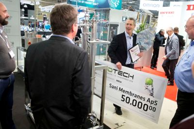 Stoltheden bredte sig, da Henrik Hjelmsmark, vinderen af FoodTech Award 2018, bevægede sig gennem de mange stande på årets Foodtechmesse i MCH Messecenter Herning. At vise vinderdiplomet frem til kollegaer i branchen fik et endnu bredere smil frem hos Henrik Hjelmsmark, end han i forevejen havde.
?Foto: Tom Laursen?