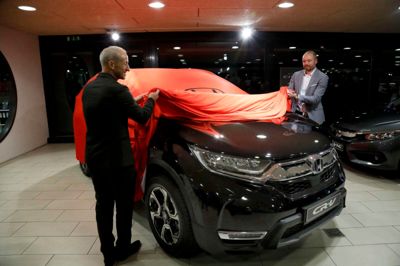 Som den tredje og sidste model blev denne Honda CR-V Lifestyle præsenteret, da Poul Sand (t.v.) og Rasmus Grønbæk hev klædet af - og den havde faktisk et »solgt«-skilt i forruden. - Det elsker vi, men der er flere på lager, forsikrede Henrik Lysgaard.?Foto: Henrik Ole Jensen