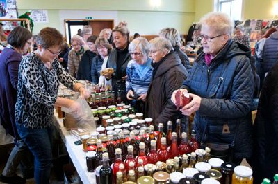 Der blev igen handlet flittigt og lystigt ved den årlige kirke - og julebasar i Ikast. Overskudet løb igen op på den gode side af 200.000 kroner. Foto: Tom Laursen