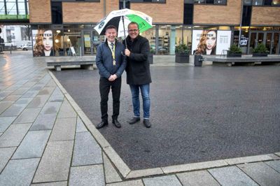 Tom Kærsgaard, varehuschef i Føtex Herning, og Allan Kristensen, citychef, på den plads på Torvet, hvor der til sommer skal ligge en ny legeplads. ?Foto: Tom Laursen
