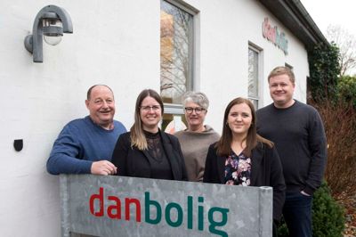 Holdet bag Danbolig Johs. Pedersen. Fra venstre er det indehaver Johs. Pedersen, Susanne Bliddal, Lillian Horsholt, Lykke Brokholm Madsen og Lars Kaspersen. Indehaver Line Høst Brødbæk er ikke med, da hun er på barsel. Foto: Tom Laursen