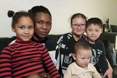 To mødre på Holtbjerg ser sig som ofre for Herning Byråds beslutning om, at deres børn skal flytte fra Herningsholmskolen til den nye bydelsskole på Holtbjerg. Til venstre er det Tamara Nakapizye med Maya på skødet. Til højre Bo Xhing med hendes yngste søn Xingnan på skødet og Mayas klassekammerat på Herningsholmskolen Xingmo.?foto: jesper wind