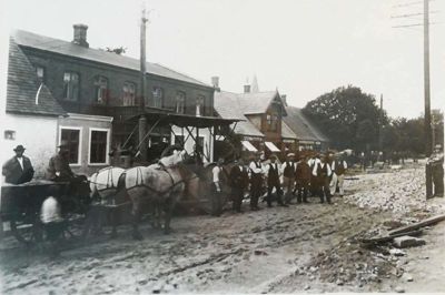 Mange kender Bredgade i Vildbjerg og kirketårnet bag hustagene. Men der er nok ikke længere nogen, der kan huske, hvordan gaden så ud, da den blev brolagt i 1920. Så er det jo heldigt, at der findes billeder af begivenheden. ? Foto: Privatfoto