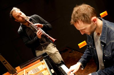 Tommaso Lonquich får hjælp af pianisten Martin Qvist Hansen i aften. På mandag kan de opleves i Holstebro. ? foto: henrik ole jensen
