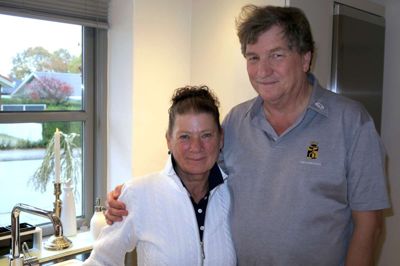 En blodprop og et hjertestop »slukkede lyset« for Jens »Spir« Meyer i juli, men hans kone gennem 41 år, Jytte Boel Jensen, reddede hans liv ved at give ham hjertemassage på køkkengulvet, indtil ambulancen nåede frem. - Jytte har altid været mit livs lys. Men det er hun endnu mere nu. Hun er min egen hjertestarter! fastslår den 64-årige tidligere lysmand taknemmeligt. ?Foto: Lars Work Kristensen