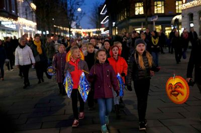 Midtvest børnekor gik syngende gennem byen med flotte lanterner, til Kulturgården ved huset nr. 7, hvor der var mange aktiviteter.
Den officielle åbning i Kulturgården var ved næstformand i Kultur- og Fritidsudvalget Dann Karlsen.