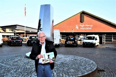Aulum Fritidscenter spiller en central rolle for sporten i Aulum, og derfor er Oskar Krogsgaard fotograferet på pladsen foran centeret. Foto: Privatfoto
