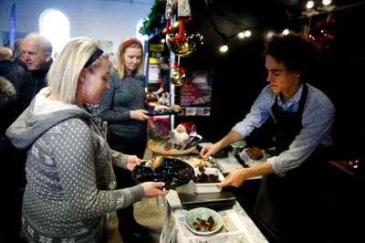Trine Frederiksen var til julemesse med en stor flok venner, deres børn og hendes egen lille julebaby i maven. Jeppe Vittrup fra Café Tankefryd sørgede for flæskesteg og rødkål. Foto: Flemming Hansen