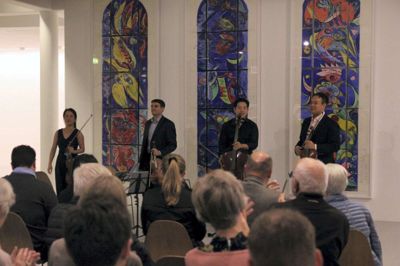 Afiara String Quartet spillede om kap med den mørkeblå himmel over prismesalen på Carl-Henning Pedersen & Else Alfelts Museum. foto: Oliver Quast