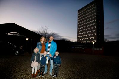 Familien Ahler er godt i gang med at lede efter et nyt hus. De vil flytte væk fra Holtbjerg, så deres børn ikke kommer til at gå på den nye bydelsskole. Dorit og Henrik Ahler har seksårige Norah samt de fireårige tvillinger August og Bertram. ?Foto: Flemming Hansen