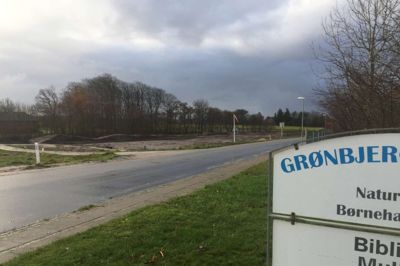 Så er byparken på vej - lige over for friskolen. Foto: Ole Skydt