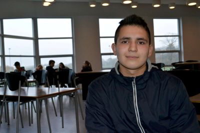 17-årige Kawa Abdul Karim får svært ved at komme hjem på weekend fra efterskolen. Hans forældre har hverken kørekort eller bil, og de er således afhængig af rute 77. ?Foto: Laila Kempel