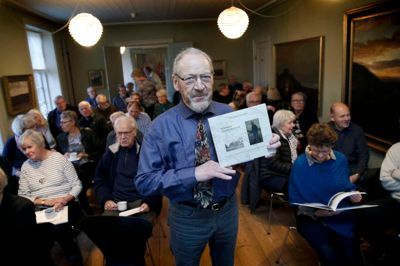 Lokalhistorien i Herning har et trofast publikum, og det blev igen demonstreret, da Niels Henrik Thormann præsenterede sin første bog, »Hernings grundlæggelse« på Herningsholm, som spillede en rolle i 1820'erne, hvor udviklingen for første gang pegede på Herning som nyt centrum i Hammerum Herred. Foto: Flemming Hansen