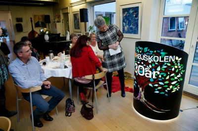 Minihøjskolen modtog penge fra Herning Folkeblads Fond sidste år, og pengene er brugt til en ny talerstol, der blev indviet i går til skolens 30-årsjubilæum, hvor formand for social- og sundhedsudvalget Anne Marie Søe Nørgaard (V) afslørede talerstolen. Foto: Flemming Hansen.