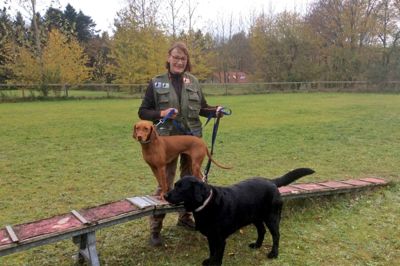 Eeva Laakso med Nikka - stående på rampen - og Tilde. Mens Tilde er meget rolig, er Nikka meget mere om sig. - Jeg skal være noget hurtigere til at reagere, når jeg træner Nikka i lydighed. Den største udfordring er nok, at hun er så meget jagthund, siger Eeva Laakso. ?Foto: Karen Klausen