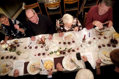Det kræver overblik og fuld koncentration, når man skal vurdere 10 vine til julemad, men det var opgaven for flere end 70 medlemmer af Midtjysk Vinselskab, der onsdag kårede Årets Julevin i Hering 2018.?Foto: Flemming Hansen