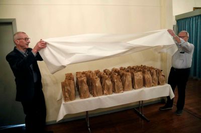 Bag papirposerne gemte sig seks italienske, to amerikanske en spansk og en australsk vin, da der blev gjort klar til blindsmagning af årets julevine fra Herning.?Foto: Flemming Hansen