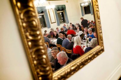 Kølkær Selskabslokaler var igen i år rammen om kåringen af Årets Julevin i Herning 2018, og flere end 70 medlemmer af Midtjysk Vinselskab satte sig til bords for at vurdere vinene op mod traditionel julemad.?Foto: Flemming Hansen