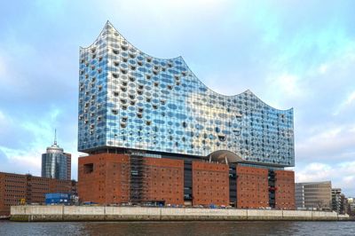 Tyskerne - og især dem fra Hamborg, er med rette stolte af deres »Elphi« - det nye koncerthus Elbphilharmonien, som bliver sammenlignet med Utzons Opera i Sydney.