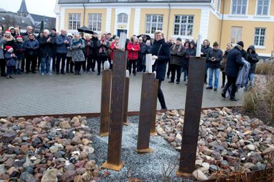 Lørdagens julefest begyndte i skolegården, hvor en ny skulptur af Herluf Dahl blev indviet. ?Foto: Tom Laursen
