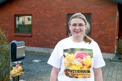Pia Ellegaard Mortensen fra Sunds har skiftet navn fra naturdagplejer til privatpasningsordning på grund af en lovændring, der forbyder private pasningstilbud i at kalde sig for dagplejer. I Herning Kommune har private dagplejere fået til 1. januar til at skifte deres navn, og Pia Ellegaard Mortensen fik sit nye skilt i sidste uge og hedder nu Eventyrhulen-Privat Naturpasningordning. Foto: Flemming Hansen.