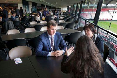 Andrey Korobka (t.v.), viceguvernør i regionen Krasnodar i Rusland sammen med sin tolk Marina Mityanina, som er ansat som konsulent på den danske ambassade i Moskva. Den russiske delegation var samlet i MCH Arena, inden de skulle ud på landbrugsbesøg og på Agromek-messen. ?Foto: Tom Laursen