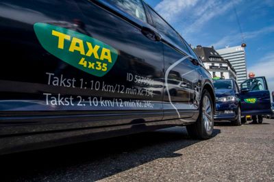 Herning Taxi kører til »gamle« priser omkring jul og nytår, og det nye Taxa Midt har også lagt sig på et moderat prisniveau, selv om prisloftet er blevet hævet med den nye taxilov. Blandt de større taxiselskaber ses starttakster helt op til de maksimale 135 kroner, suppleret af en kilometertakst på 25,50 kroner og en minutpris på 11,25 kroner. ?Foto: Søren Bidstrup/Ritzau Scanpix