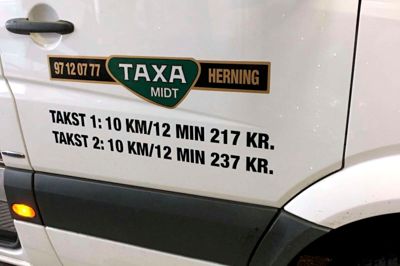 Navnet er nyt, men lokale taxikunder vil nikke genkendende til det fælles telefonnummer til Taxi Midt, for det er det samme som til Herning Taxa. Torsdag fik den første af de i alt 63 vogne fra Herning, Ikast og Silkeborg sat klistermærkerne med det nye navn på. ? Foto: PR-foto