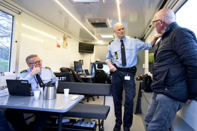 Svend Elkjær Christensen havde hørt, at den mobile politistation holdt ind tæt ved hans hjem i Brændgårdparken. Han fortalte Chr. Hæsum og til venstre Finn Iversen, at bilister kører alt for stærkt på Brændgårdvej. Det tip blev sendt videre til færdselspolitiet.? foto: tom laursen