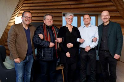 Citychef Allan Kristensen (t.v.) og centerchef Kim Lauritsen flankerer her i midten fra venstre Kim Boelsgaard, rådgiver Lisbeth Balle og Bjarne Aunsbjerg Villadsen, som på vegne af mandegruppen i Herning Kræftrådgivning modtog en donation på 10.000 kroner fra Herning Cityforening og herningCentret. ? Foto: Henrik Ole Jensen